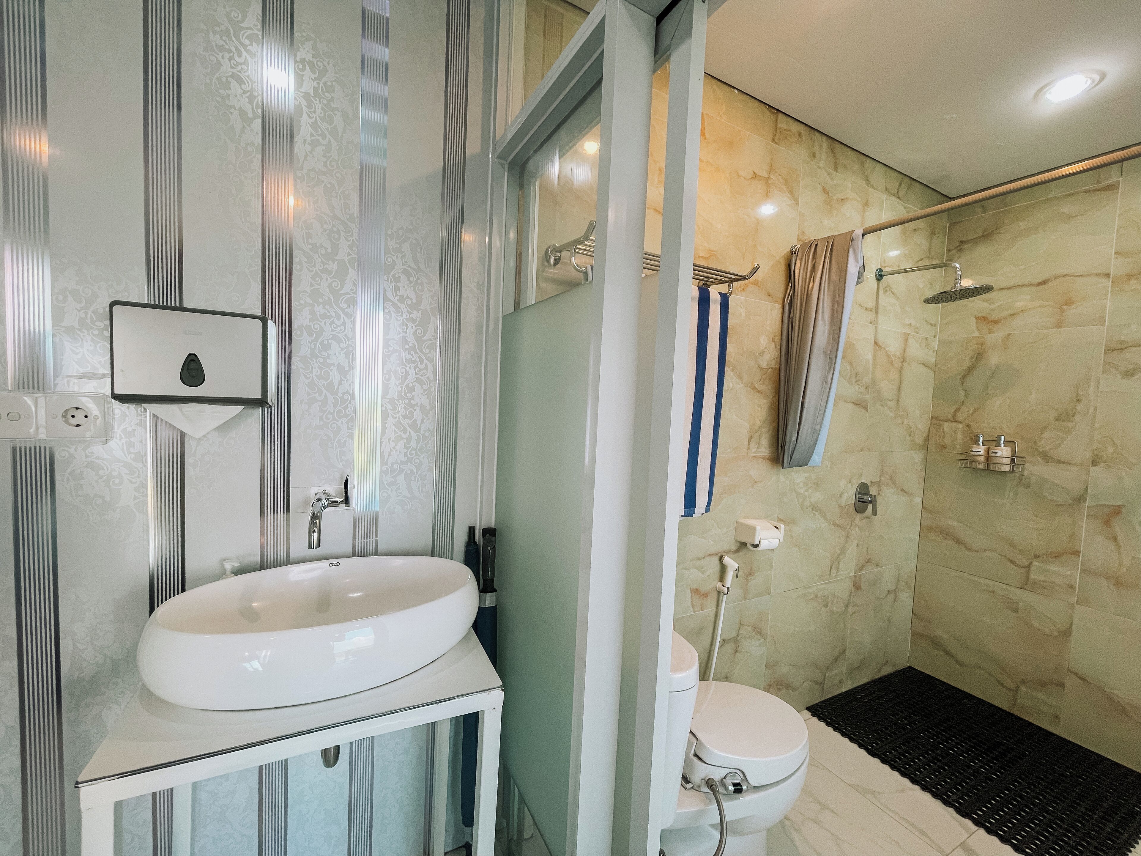 Deluxe Room | Bathroom | Shower, hydromassage showerhead, towels