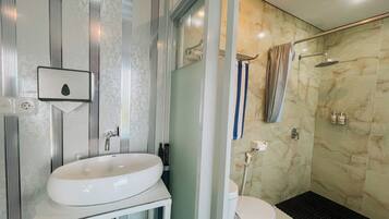 Deluxe Room | Bathroom | Shower, hydromassage showerhead, towels
