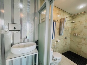 Deluxe Room | Bathroom | Shower, hydromassage showerhead, towels - Bhuana Agung Villa & Restaurant (Penebel)
