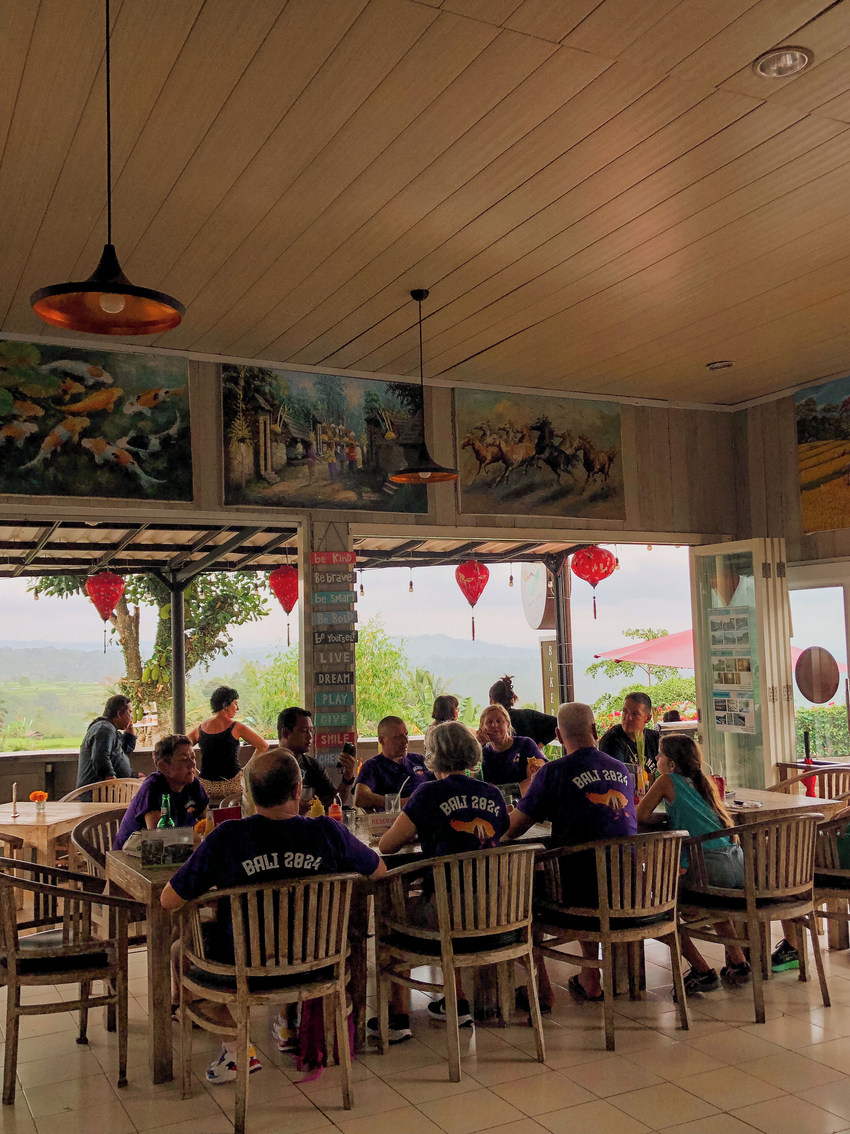 Un restaurante con mobiliario de madera y vistas al paisaje.
