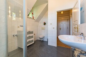 Een douche, een haardroger, handdoeken