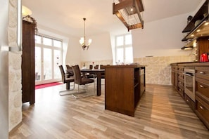 Kühlschrank, Mikrowelle, Ofen, Geschirrspüler