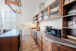 Jääkaappi, mikroaaltouuni, uuni, astianpesukone