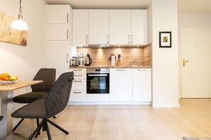 Kühlschrank, Ofen, Geschirrspüler, Wasserkocher mit Kaffee-/Teezubehör