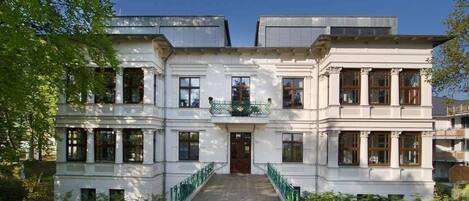 المنشأة من الخارج