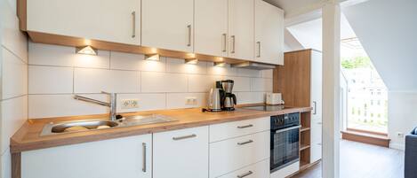 Køleskab, ovn, opvaskemaskine, kaffe-/temaskine