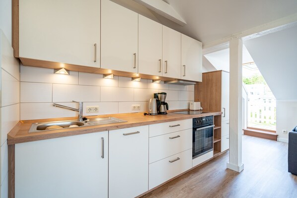 Fridge, oven, dishwasher, coffee/tea maker