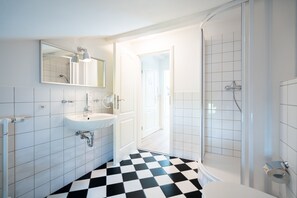 Chuveiro, secador de cabelo, toalhas de banho 