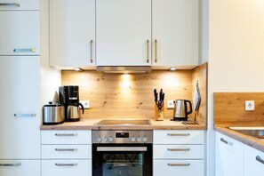 Kühlschrank, Ofen, Geschirrspüler, Wasserkocher mit Kaffee-/Teezubehör