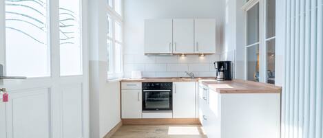 Fridge, oven, dishwasher, coffee/tea maker