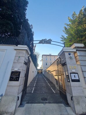 Vista frontal de la propiedad