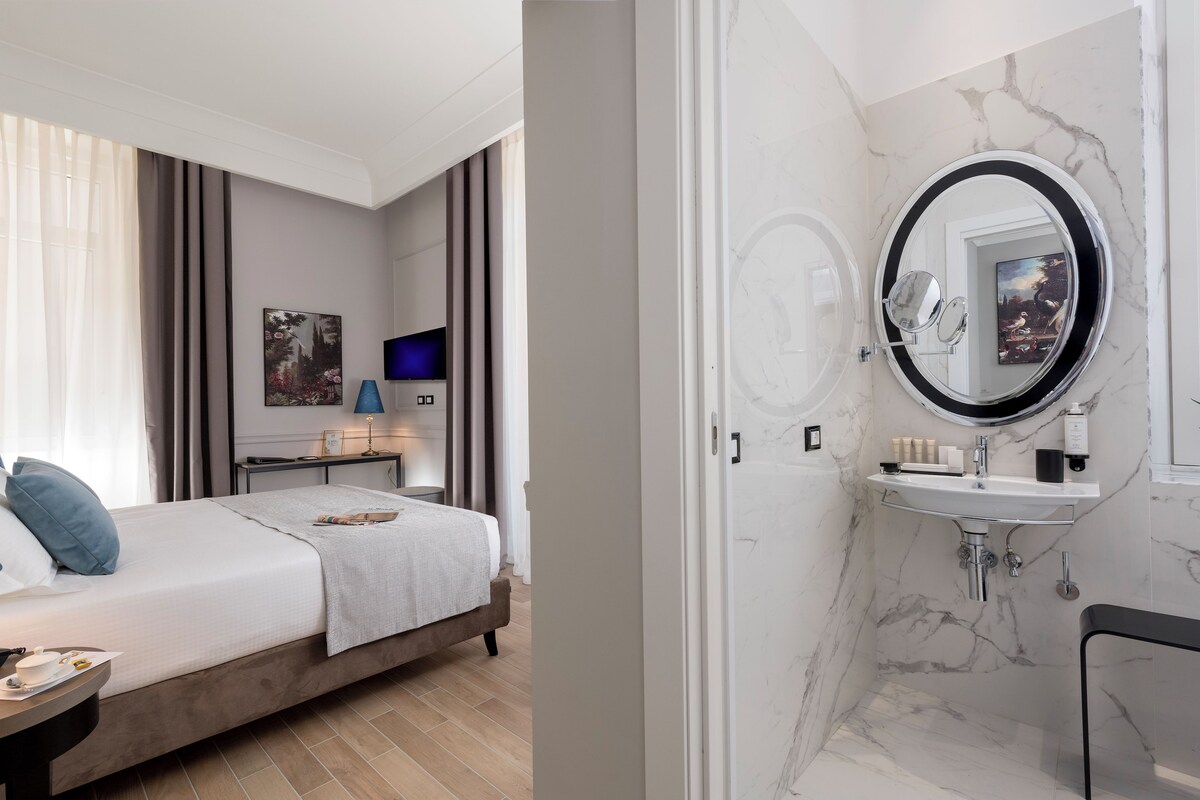 Premium bedding, minibar, in-room safe, desk