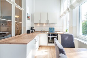 Fridge, oven, dishwasher, coffee/tea maker