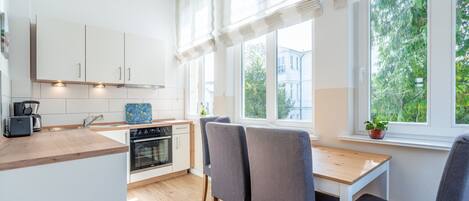 Réfrigérateur, four, lave-vaisselle, cafetière/bouilloire