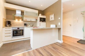 Kühlschrank, Mikrowelle, Ofen, Geschirrspüler