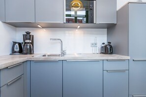 Kühlschrank, Mikrowelle, Ofen, Geschirrspüler