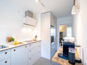 Kühlschrank, Ofen, Geschirrspüler, Wasserkocher mit Kaffee-/Teezubehör