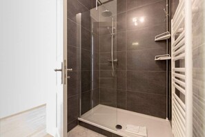 Dusche, Haartrockner, Handtücher