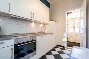 Kühlschrank, Mikrowelle, Ofen, Geschirrspüler