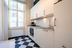 Kühlschrank, Mikrowelle, Ofen, Geschirrspüler