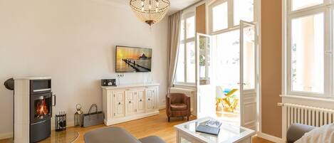 TV, fireplace