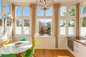 Kühlschrank, Ofen, Geschirrspüler, Wasserkocher mit Kaffee-/Teezubehör