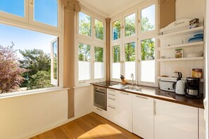 Kühlschrank, Ofen, Geschirrspüler, Wasserkocher mit Kaffee-/Teezubehör