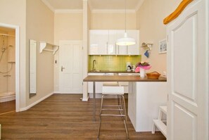 Kühlschrank, Geschirrspüler, Wasserkocher mit Kaffee-/Teezubehör
