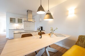 Fridge, oven, dishwasher, coffee/tea maker