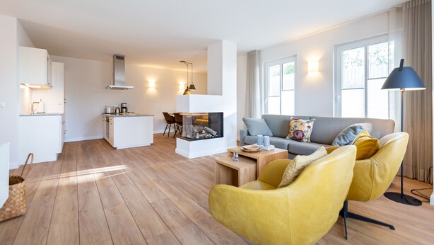 Un appartement moderne comprenant une cuisine, un espace de vie et un coin repas.