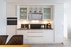 Kühlschrank, Mikrowelle, Ofen, Geschirrspüler