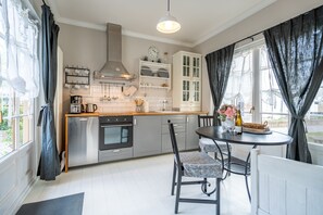 Réfrigérateur, four, lave-vaisselle, cafetière/bouilloire
