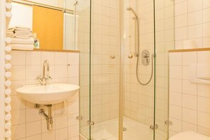 Dusche, Haartrockner, Handtücher