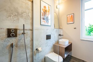 Een douche, een haardroger, handdoeken