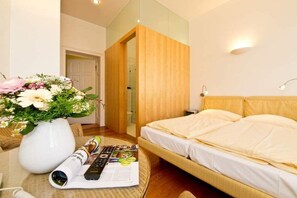 1 bedroom, in-room safe, WiFi, bed sheets