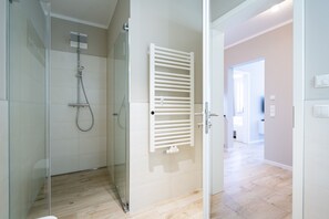 Dusche, Haartrockner, Handtücher