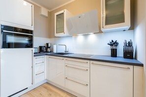 Kühlschrank, Mikrowelle, Ofen, Geschirrspüler