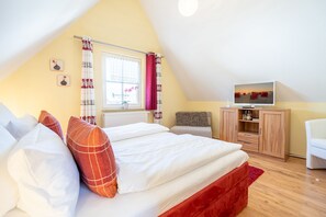 3 bedrooms, travel cot, WiFi, bed sheets