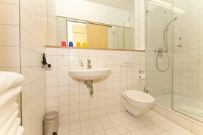 Shower, hair dryer, towels - Villa Astrid, T2 Rostock (Heringsdorf)