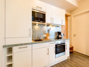 Kühlschrank, Ofen, Geschirrspüler, Wasserkocher mit Kaffee-/Teezubehör