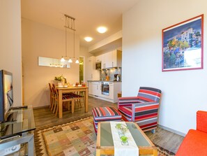 Un apartamento moderno con comedor, cocina y sala de estar.