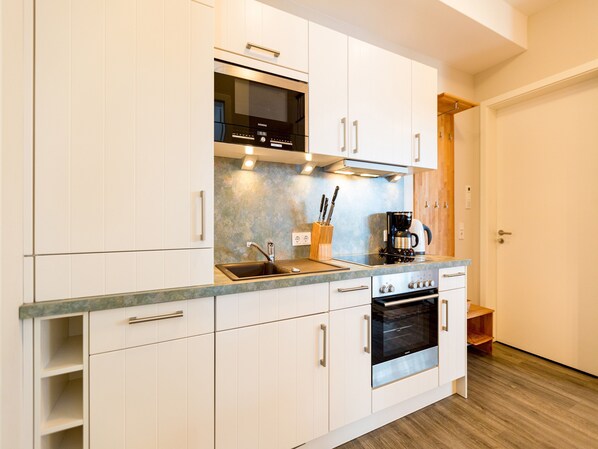 Køleskab, ovn, opvaskemaskine, kaffe-/temaskine