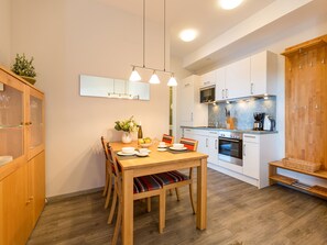 Kühlschrank, Ofen, Geschirrspüler, Wasserkocher mit Kaffee-/Teezubehör