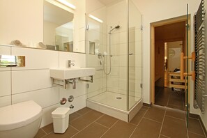 Secador de cabelo, toalhas de banho