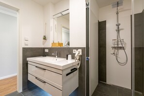 Dusche, Haartrockner, Handtücher