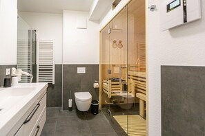 Ducha, secador de pelo y toallas