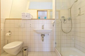 Shower, hair dryer, towels