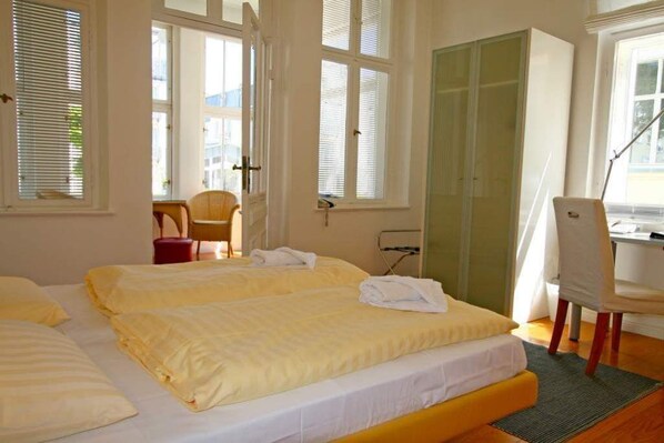 1 Schlafzimmer, Schreibtisch, Reisekinderbett, WLAN