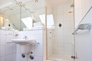 Dusche, Haartrockner, Handtücher