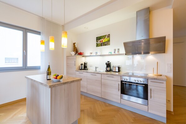 Køleskab, ovn, opvaskemaskine, kaffe-/temaskine